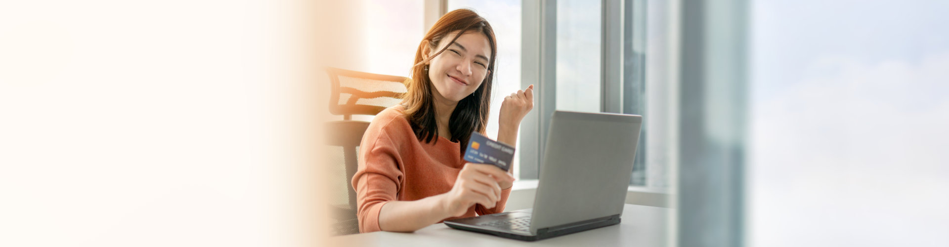 women holding her credit card